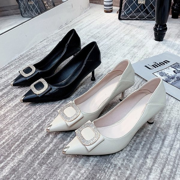 Női hegyes cipő eco bőrből, csattal