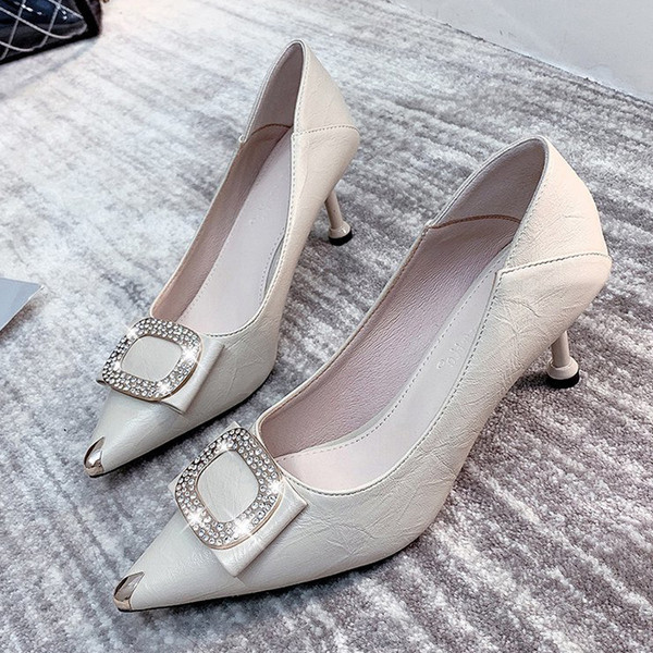 Női hegyes cipő eco bőrből, csattal