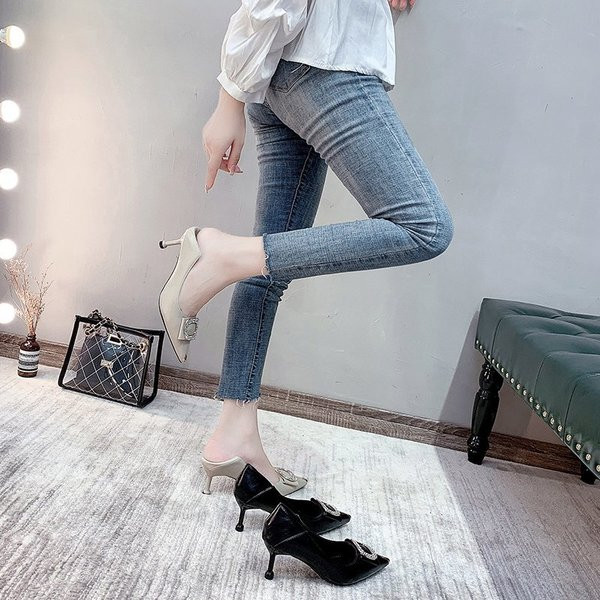 Női hegyes cipő eco bőrből, csattal