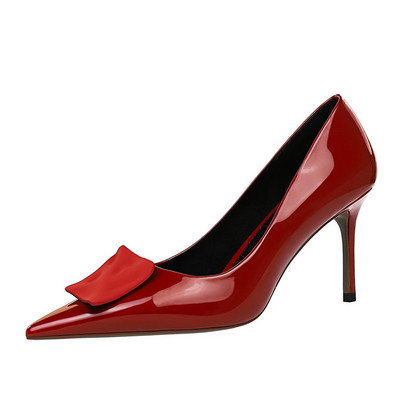 Új női cipőmodell díszítéssel és vékony sarokkal