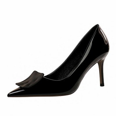 Új női cipőmodell díszítéssel és vékony sarokkal