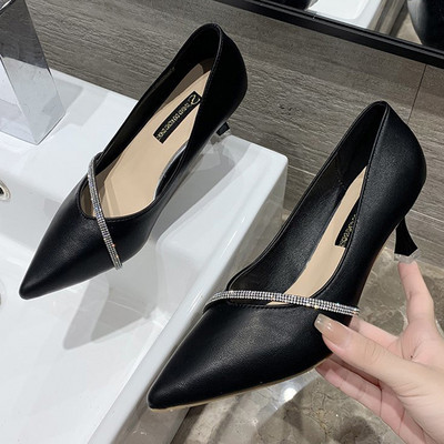 Női hegyes cipő öko bőrből kövekkel