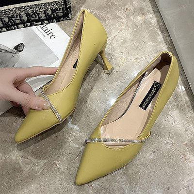 Női hegyes cipő öko bőrből kövekkel