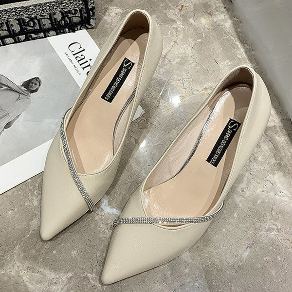 Női hegyes cipő öko bőrből kövekkel