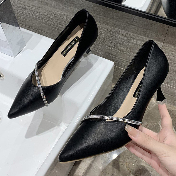 Női hegyes cipő öko bőrből kövekkel