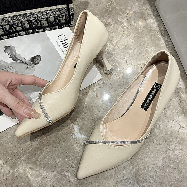 Női hegyes cipő öko bőrből kövekkel