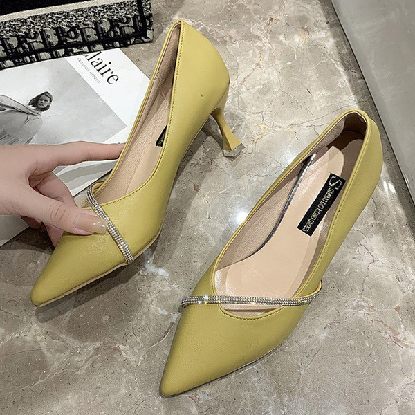 Női hegyes cipő öko bőrből kövekkel