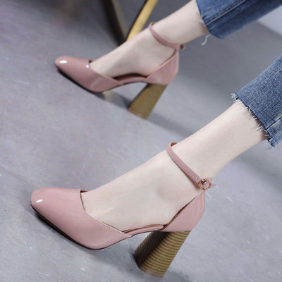 Női bőrcipő vastag sarokkal és bokapánttal