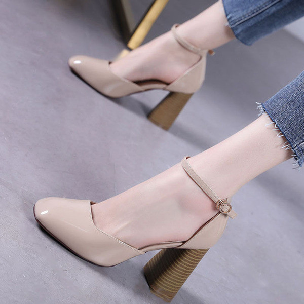 Női bőrcipő vastag sarokkal és bokapánttal