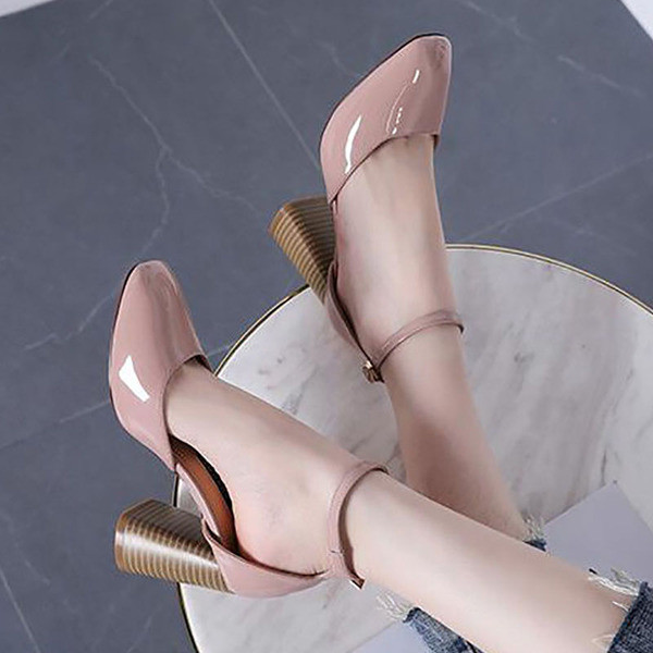 Női bőrcipő vastag sarokkal és bokapánttal