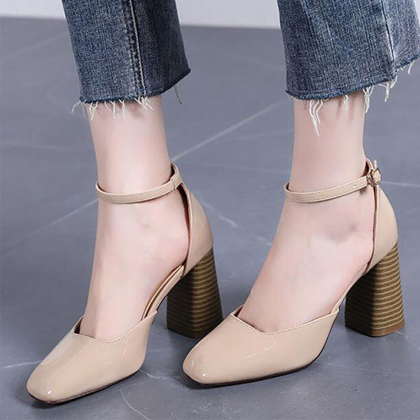 Női bőrcipő vastag sarokkal és bokapánttal