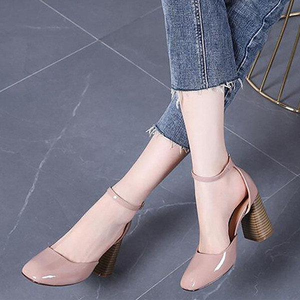 Női bőrcipő vastag sarokkal és bokapánttal