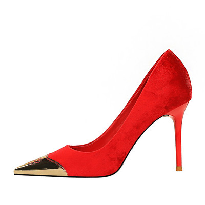 Eko velúrból készült stílusos női cipő fém díszítéssel, magassarkúval