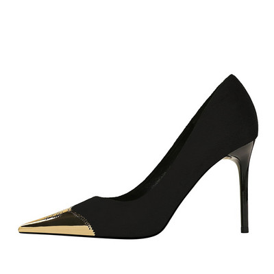 Eko velúrból készült stílusos női cipő fém díszítéssel, magassarkúval