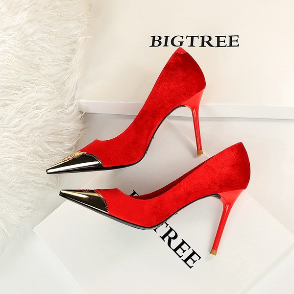 Eko velúrból készült stílusos női cipő fém díszítéssel, magassarkúval