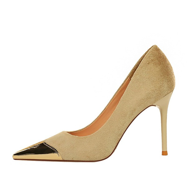 Eko velúrból készült stílusos női cipő fém díszítéssel, magassarkúval