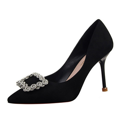 Női elegáns velúr cipő kő díszítéssel