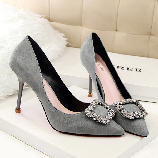 Női elegáns velúr cipő kő díszítéssel