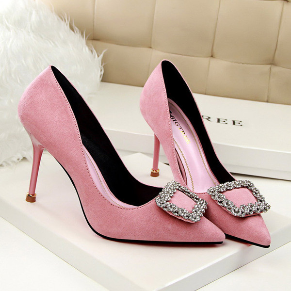 Női elegáns velúr cipő kő díszítéssel