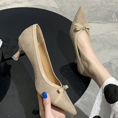 Női cipő hegyes modell szalaggal