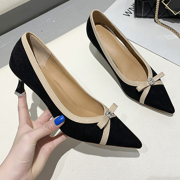 Női cipő hegyes modell szalaggal