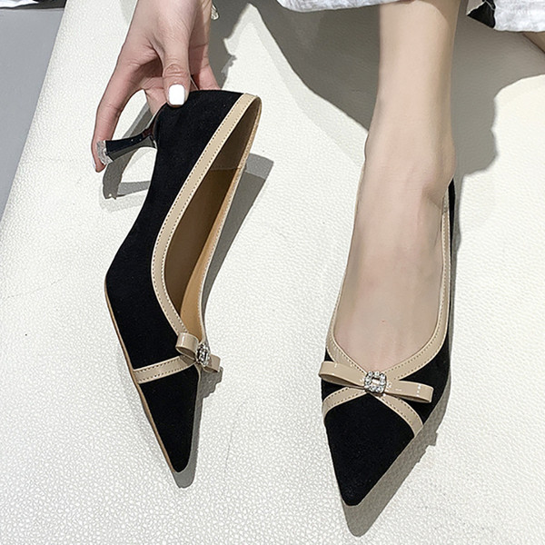Női cipő hegyes modell szalaggal