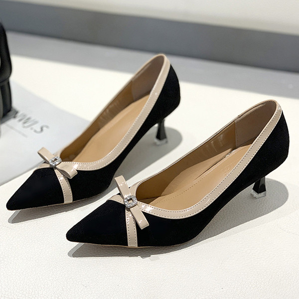 Női cipő hegyes modell szalaggal