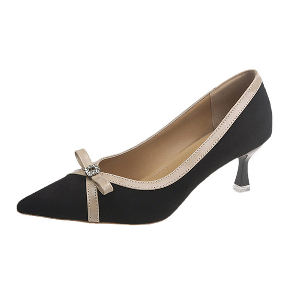 Női cipő hegyes modell szalaggal