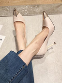 Aktuális női cipő fém díszítéssel, 9 cm-es sarokkal