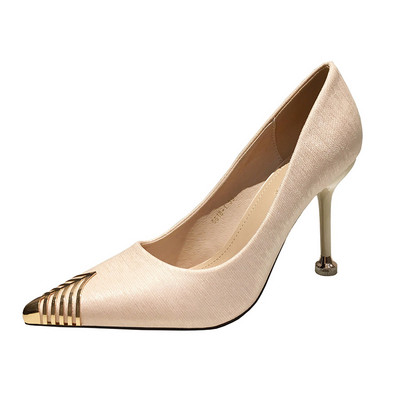 Aktuális női cipő fém díszítéssel, 9 cm-es sarokkal