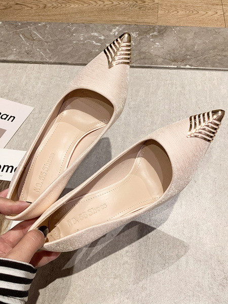 Aktuális női cipő fém díszítéssel, 9 cm-es sarokkal