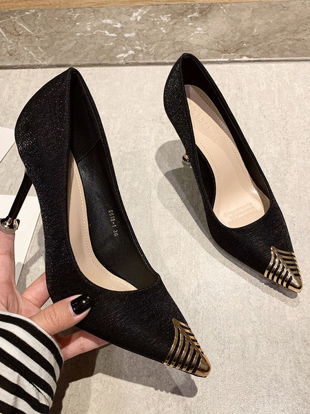 Aktuális női cipő fém díszítéssel, 9 cm-es sarokkal