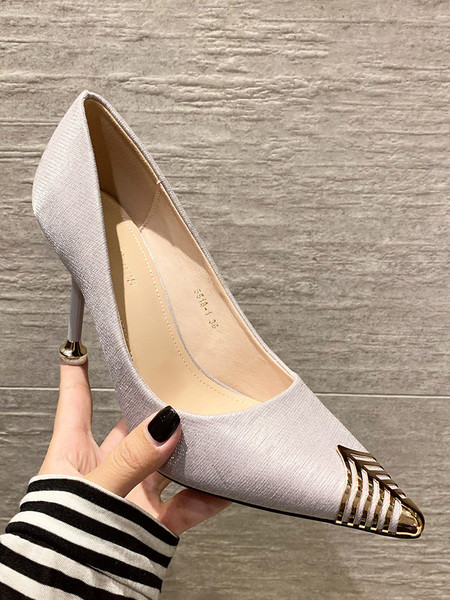 Aktuális női cipő fém díszítéssel, 9 cm-es sarokkal