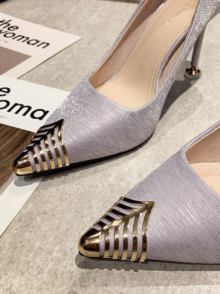 Aktuális női cipő fém díszítéssel, 9 cm-es sarokkal