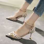 Pöttyös, csatos, modern női cipő