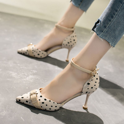 Pöttyös, csatos, modern női cipő