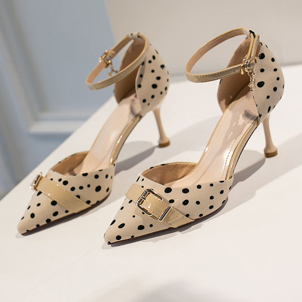 Pöttyös, csatos, modern női cipő