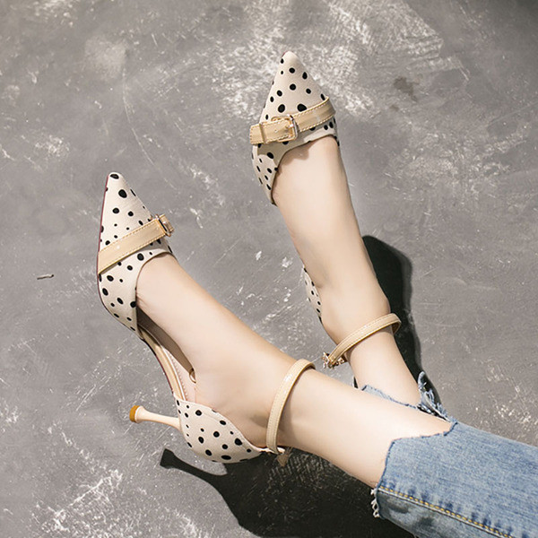 Pöttyös, csatos, modern női cipő