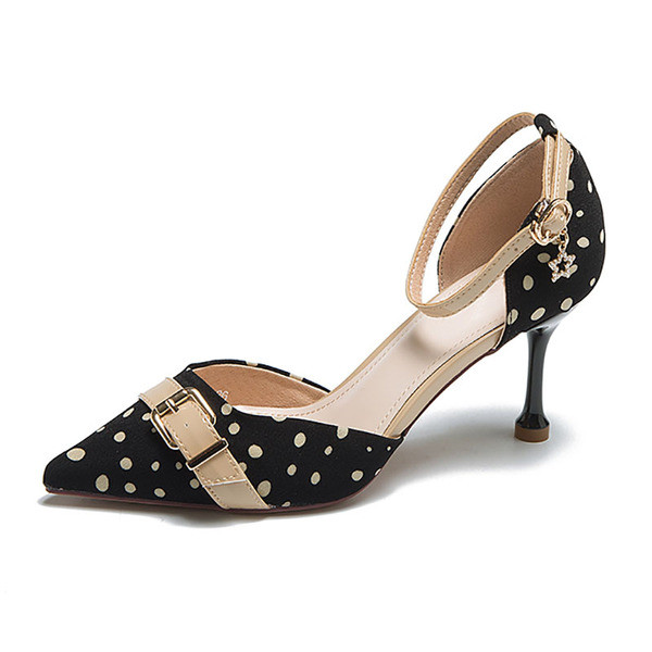 Pöttyös, csatos, modern női cipő