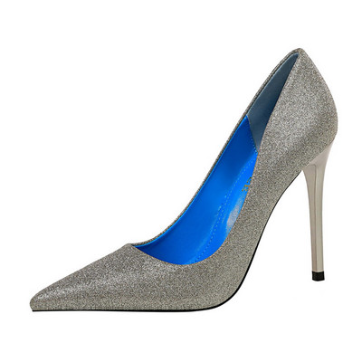 Női cipő fényes részecskékkel hegyes modell