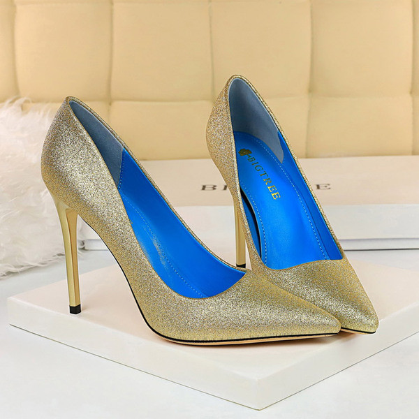 Női cipő fényes részecskékkel hegyes modell