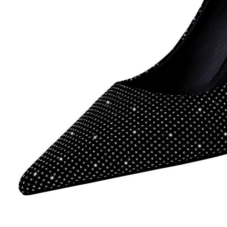 Ženske cipele s kamenčićima i srednjom petom