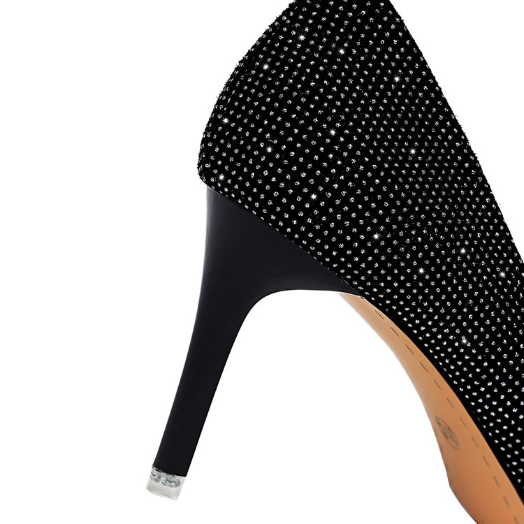 Ženske cipele s kamenčićima i srednjom petom