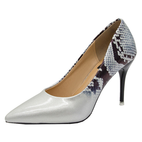 Női bőr cipő hegyes modell vékony sarkú