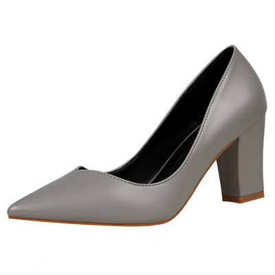 Női formális cipő hegyes modell 7 cm vastag sarokkal