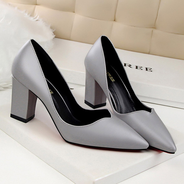 Női formális cipő hegyes modell 7 cm vastag sarokkal