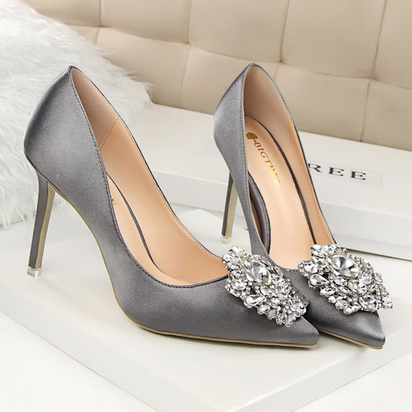 Elegáns szatén cipő kövekkel