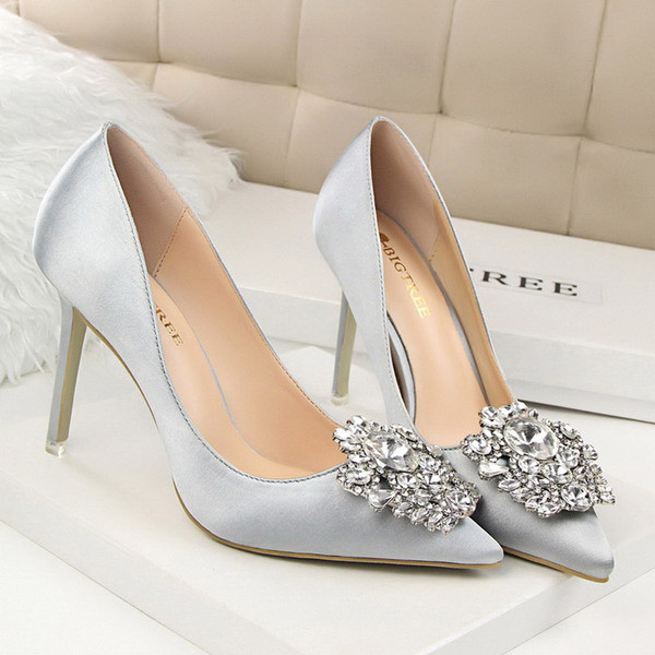 Elegáns szatén cipő kövekkel
