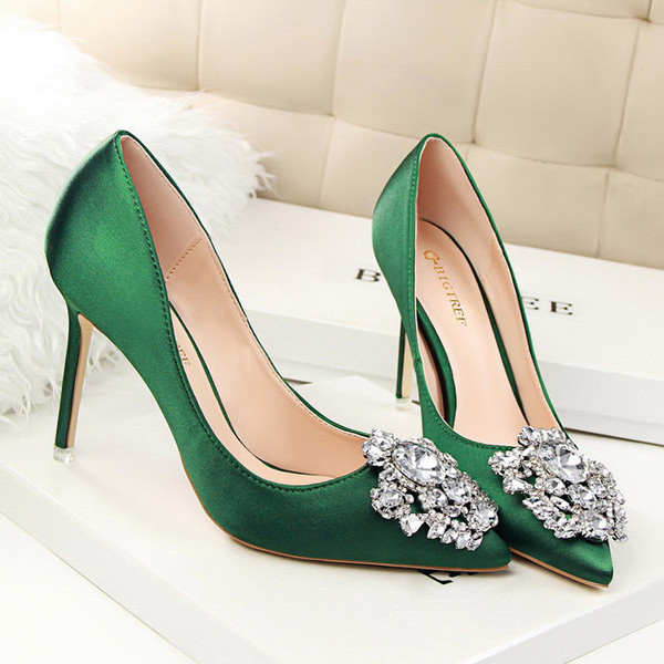 Elegáns szatén cipő kövekkel