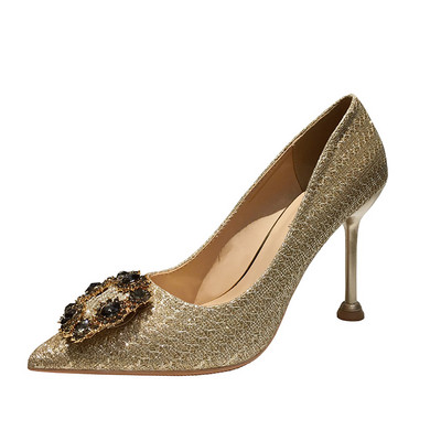 Stílusos női cipő hegyes modell fém díszítéssel és sarokkal